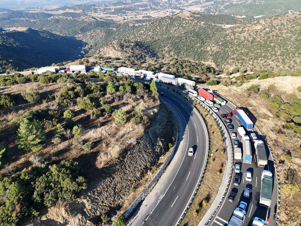 Domates yüklü TIR devrildi, yolcu otobüsü sıkıştı! 1 ölü var 4